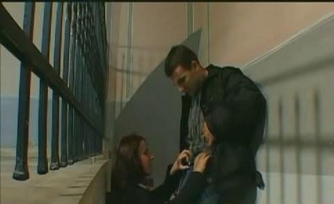 Парень имеет свою девушку прямо на лестнице института.