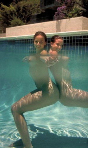 Любительский фотосет девчонок в бассейне