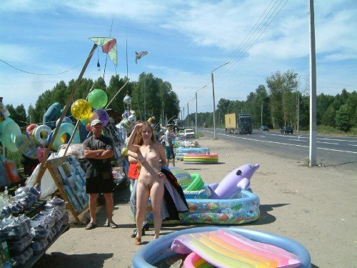 Голые в России: Алёна - уличный продавец / Nude in Russia: Alena - Open air shop